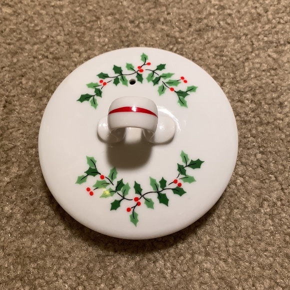 Holly Christmas Teapot - Picture 4 of 8